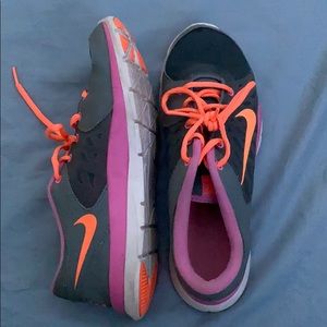 NIKE better world Tennis Shoes LIKE NEW